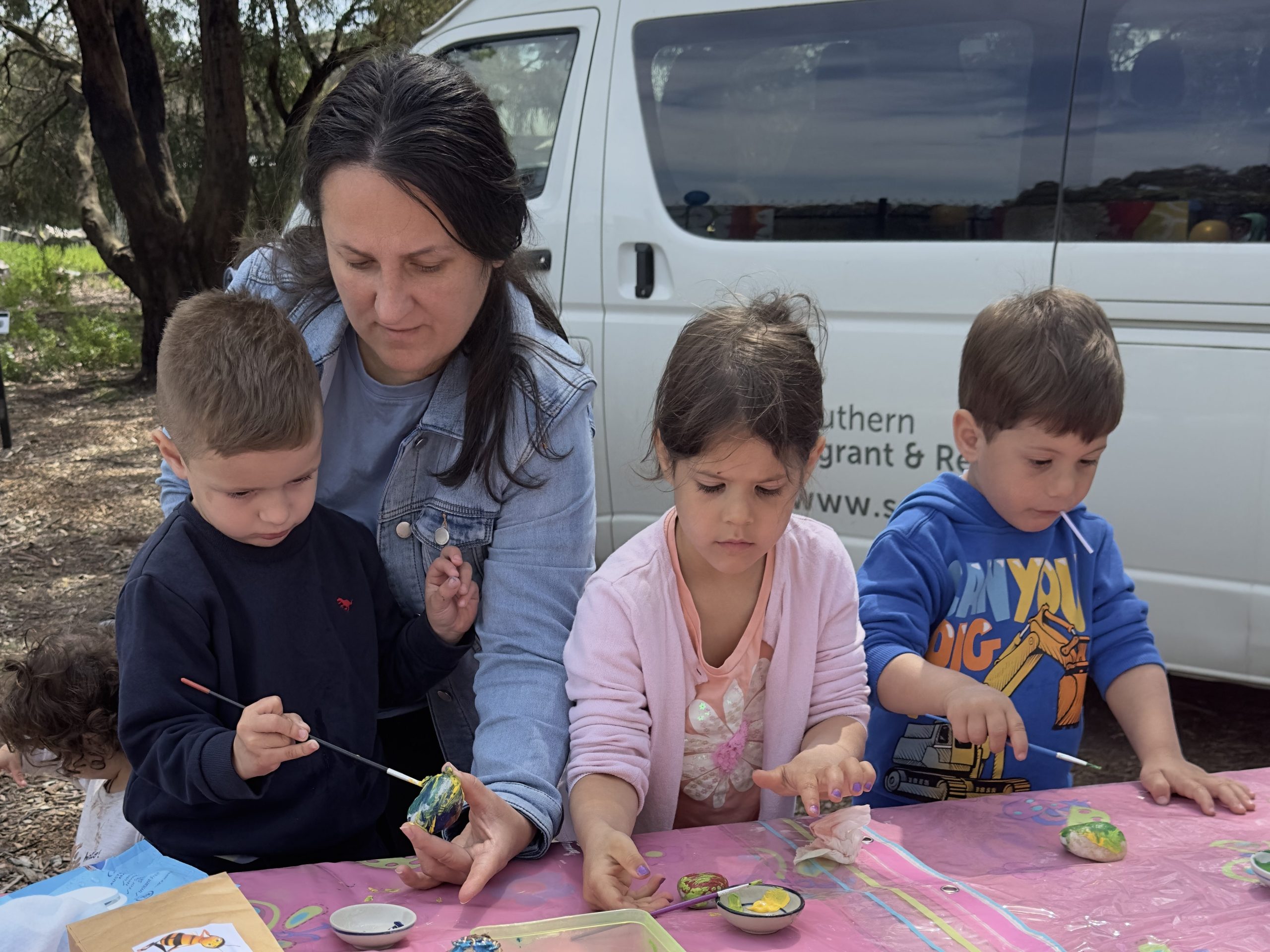 HIPPY families doing some crafts