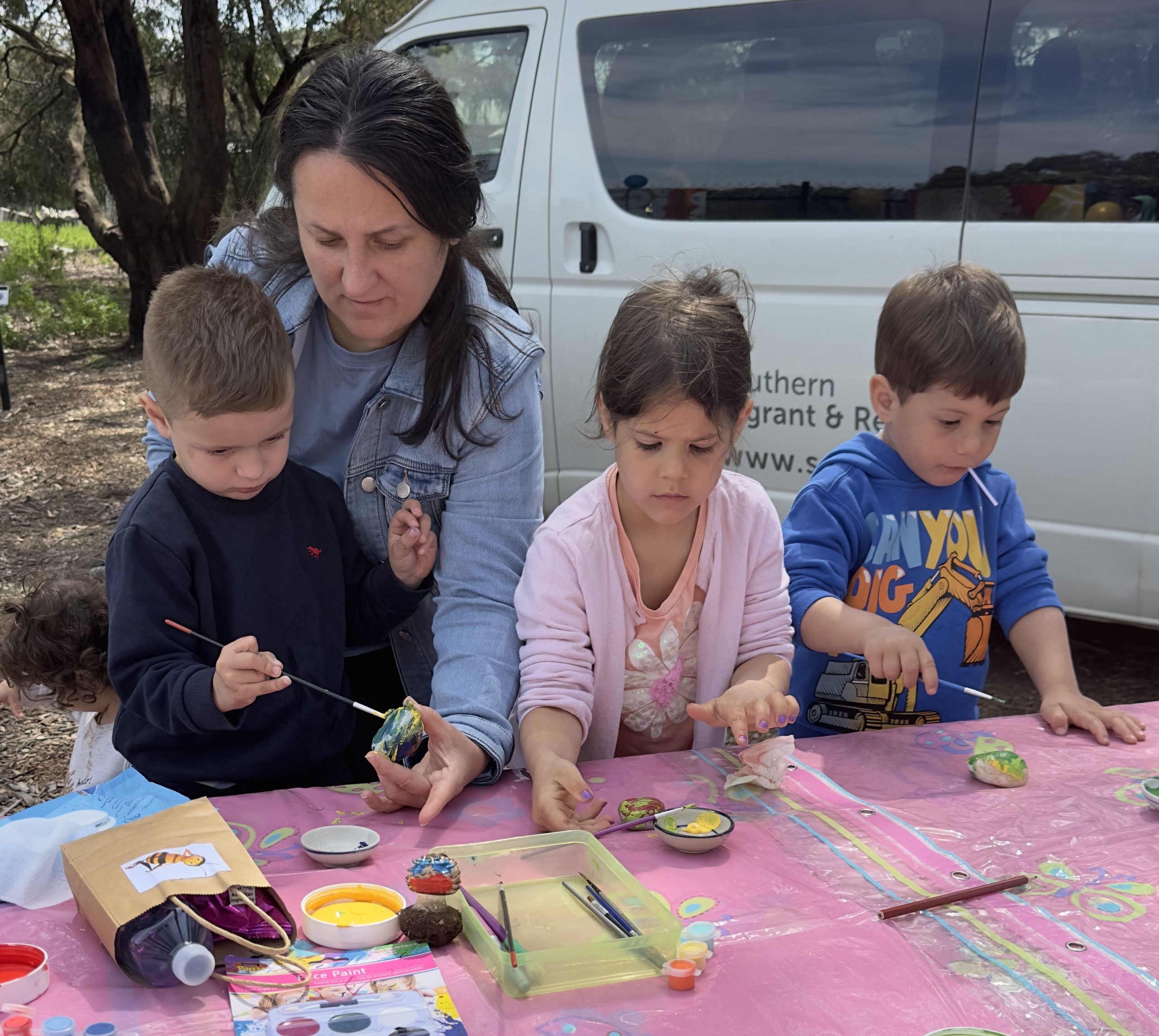 HIPPY families doing some crafts